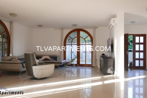 Villa in a quiet area with Swimming Pool