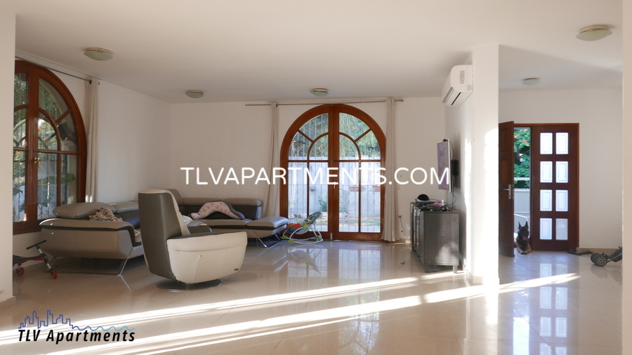 Villa in a quiet area with Swimming Pool