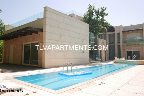Prestigious villa with a swimming pool