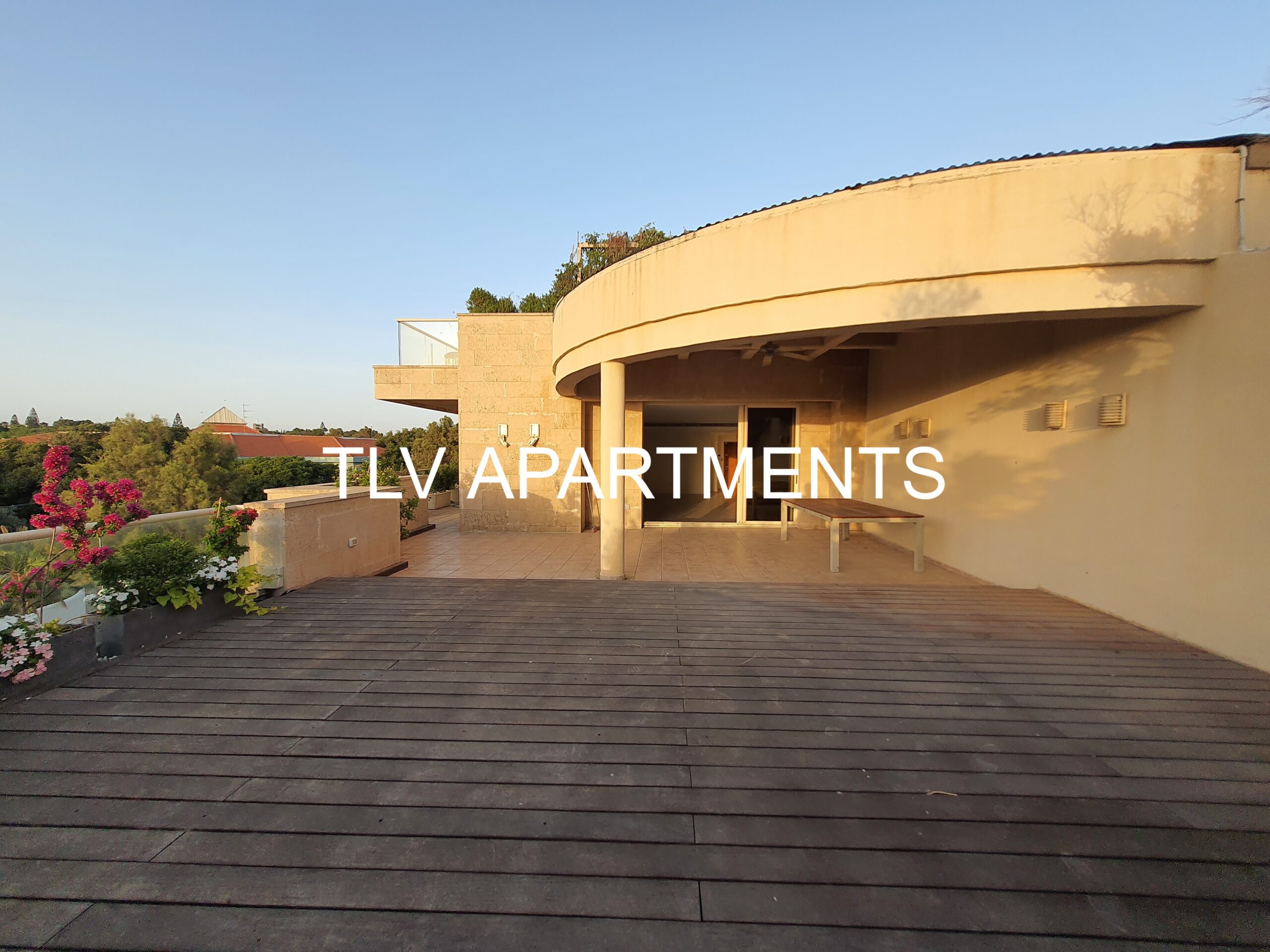 A renovated and special mini penthouse in Herzliya